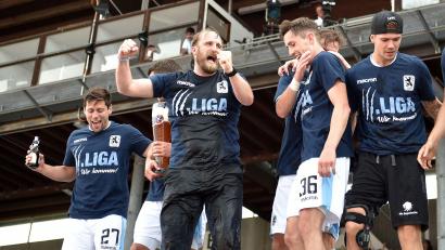 Bild: DPA, Agentur [agentur_dpa] (kontakt@onetz.de)
Was für ein Feierbiest: Sechzig-Trainer Daniel Bierofka (Zweiter von links) kann nicht nur hart arbeiten, er kann auch so richtig Party machen.