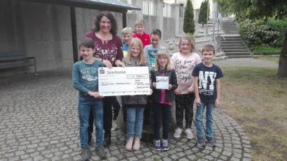 Bild: slh
Marina Frister vom " Bunten Kreis Nordoberpfalz" nahm von den Kommunionkindern aus Trausnitz und Weihern dankend die Spende über 330 Euro  an.