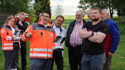 Bild: Neumann, Jochen (jochen.neumann@erbendorf.de)
Vertreter des Roten Kreuzes und der Feuerwehr sowie von verschiedenen Behörden treffen sich zum elften Blaulichtgespräch am Erlweiher in Thumsenreuth. Mit auf dem Bild unter anderem Bürgermeister Hans Donko (Sechster von rechts) ,Polizeidienststellenleiter Bernhard Gleißner (Zweiter von links) und Gerald Wagner (Dritter von links) vom BRK-Kreisverband.