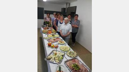 Bild: MIU, Autor (edith.uschold@web.de)
Das Foto zeigt das Vorstandsteam vor dem Büffet stehend bevor es "gestürmt" wurde.
