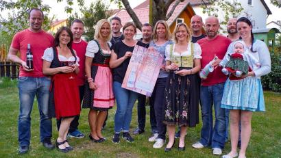 Bild: exb
Die Clubfreunde Rot-Schwarz feiern Jubiläum. Dazu dient der zweite „Besen“ auf dem Wernberger Marktplatz. Dazu gibt es am 16. Juni Wein, Schmankerl und gute Laune.	Bild: exb