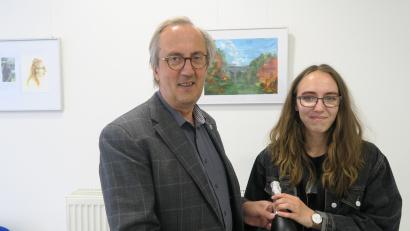 Bild: ua
Ursensollens Bürgermeister Franz Mädler hat sich im Rathaus die Werke der ausstellenden Malerin Luisa Eichelmann bereits angesehen.