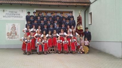 Bild: exb
Die Feuerwehr Wildeppenried lädt mit den Festdamen zur Fahrzeugweihe ein.