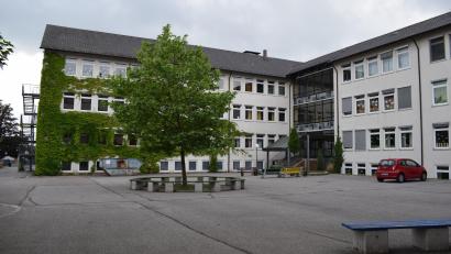 Bild: Braun, Richard [BNR] (RICHARD-TRAUSNITZ@T-ONLINE.DE)
Der Beginn der Generalsanierung de Grund- und Mittelschule in Schwarzenfeld steht unmittelbat bevor