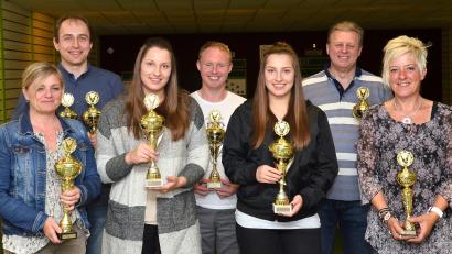 Bild: Forster, Josef [FJO] (WAIDHAUS@T-ONLINE.DE)
Glänzende Pokale und strahlende Gesichter zeugen von den Leistungen der Waidhauser Spitzenkegler (von links) Sonja Licha, Anna Hanauer, Christian Zintl, Theresa Hanauer, Hugo Wild und Diana Stephan.             Bild: fjo