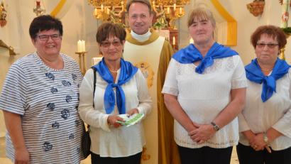 Bild: Dobmayer, Elisabeth (DOBVOH@T-ONLINE.DE)
Dekan Alexander Hösl hat gut lachen. Immerhin hat er soeben vom Katholischen Frauenbund in Waldau 500 Euro stellvertretend für die Benefiziumskirchenstiftung überreicht bekommen.