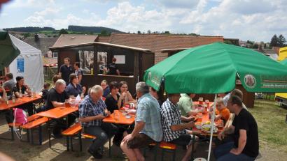 Bild: exb
Gemütlich mit Freunden plauschen, essen und trinken: Den ganzen Tag über schauen Besucher beim Gartenfest der „Helfer vor Ort“ rund um das alte Schulhaus vorbei.