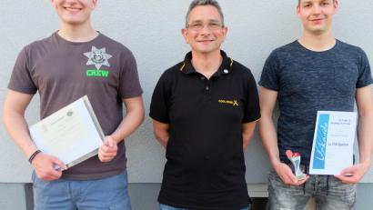 Bild: ohr
Spartenleiter Erich Kneißl (Mitte) gratulierte Alexander Prechtl (rechts) für 250 absolvierte Spiele mit einer Urkunde und einem kleinen Pokal. Die Teilnehmer der Jahreshauptversammlung bestimmten in einer Nachwahl Michael Beer (links) zum neuen Kassier..