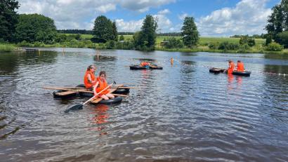 Bild: Rainer Seidel/exb
Nach getaner Kontruktionsarbeit wurden die neuen Flöße auf dem Weiher ausgiebig getestet.