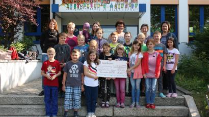 Bild: exb
Da es anderen Kindern gesundheitlich nicht so gut geht wie ihnen, spendeten die Kommunionkinder Geld an das Kinderpalliativteam Ostbayern im Klinikum St. Marien in Amberg.