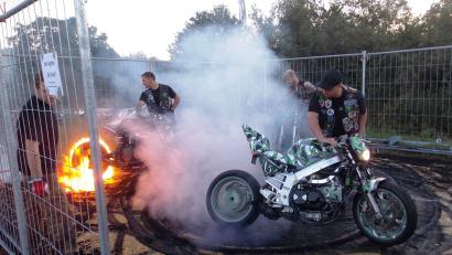 Archivbild: jp
Ein Spektakel beim Bikertreffen ist das Reifenschruppen im Burn-Out-Käfig bis der Reifen brennt.