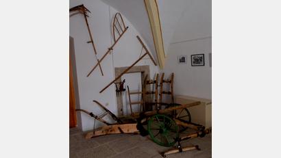 Bild: le
Im Eingangsbereich des Museums sind sowohl das alte Kirchenuhrwerk als auch Exponate aus der früheren Landwirtschaft ein Blickfang.