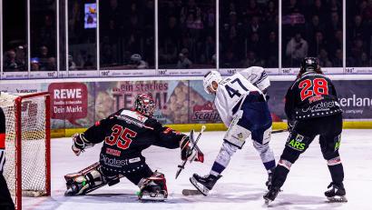 Archivbild: Werner Moller
DEL2-Aufsteiger Blue Devils Weiden (Szene mit Vladislav Filin, weißes Trikot, im sechsten Oberliga-Finale bei den Hannover Scorpions/5:1) bestreitet am Freitag das erste Vorbereitungsspiel. Gastgeber ist der künftige Ligakonkurrent ESV Kaufbeuren.