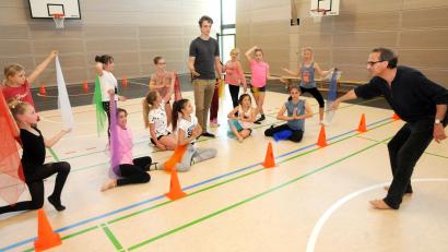 Bild: Bild: Gebhardt
In der neuen Jahn-Turnhalle laufen die Hauptproben für die Show, und Regisseur Michael Ritz gibt den Darstellern genaue Anweisungen.