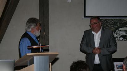 Bild: nag
Bürgermeister Josef Reindl (rechts), selbst ein Fan des Bayerischen Waldes, freut sich über  die Multivisionsshow von Günter Moser.