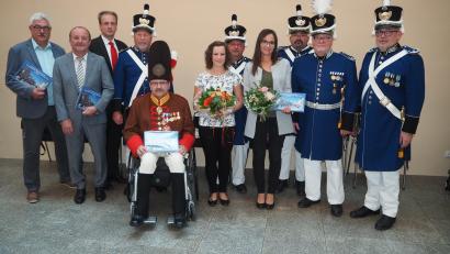 Bild: krb
Sonja Scutella (Vierte von rechts) bringt die fertigen Fotobücher ihrer Firma ins Rathaus mit. Zusammen mit Helmut Fukerider (rechts) überreicht sie das erste Buch an Bürgermeister Rupert Troppmann (links). Anna Nagler (Sechste von rechts) hat die Bilder geschossen und zeichnet für das Layout verantwortlich.