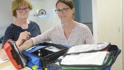 Bild: Gabi Schönberger
Doktor Margarethe Pickert (rechts) und Pflegefachkraft Sieglinde Meisl packen den Pflege-Rucksack. Gleich geht's los zum ersten Patienten.