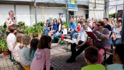 Bild: wgw
Pfarrerin Heidi Gentzwein (links) leitete den besonderen Gottesdienst in der Gärtnerei Ziereis.