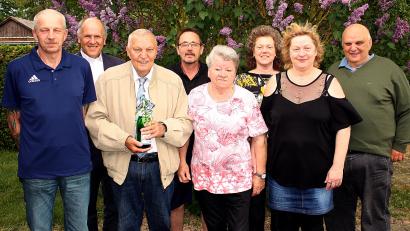 Bild: Kreuzer, Reinhard [KZR] (reinhardkreuzer@t-online.de)
Vorne das Geburtstagskind mit Ehefrau Annemarie und den beiden Kindern Georg (links) und Manuela (Zweite von rechts).