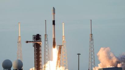 Bild: John Raoux/AP/dpa
An Bord so einer Falcon-9-Rakete soll die Deutsche Rabea Rogge ins Weltall starten.