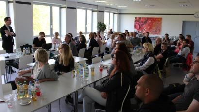 Bild: exb
Projektleiter Steffen Lemser (links) präsentiert im Produktions- und Logistikzentrum des BRK-Blutspendedienst den ehrenamtlichen Helfern aus dem Kreisverband Tirschenreuth im BRK die künftige  „Digitale Anamnese“.