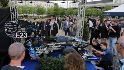 Bild: Steinbacher, Wolfgang [WSB] (wolfgang.steinbacher@oberpfalzmedien.de)
Rund 150 Gäste, darunter Sponsoren, OTH-Mitarbeiter, Studenten und Angehörige, bestaunten den jüngsten Rennwagen RS18, der völlig neu entwickelt wurde.