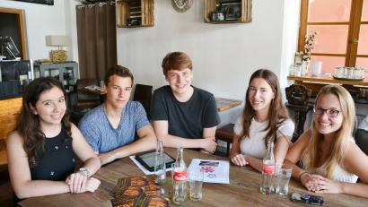Bild: Jaqueline Kispert
Für die letzten Planungen zum Abiball treffen sich (von links) Laura Attiq, Fabian Puckschamel, Sebastian Betz, Julia Bäumler und Antonia Ostermeier.