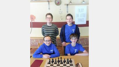 Bild: STS, Autor [STS] 
Die U-12-Jugendmannschaft des Schachklubs Schwandorf mit Marcel Lippert und Leonard Stöckl (hinten) sowie Lisa Schneeberger und Rafael Scherl kam beim Turnier um die Bayernkrone ins Viertelfinale.