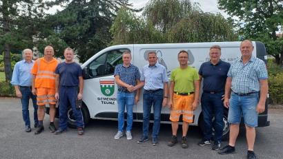 Bild: Norbert Eckl/exb
Tobias Baier unterstützt künftig das Bauhofteam. Im Bild (von links) Zweiter Bürgermeister Robert Hechtl, Johann Schmid, Karl Heinz Weber, Tobias Baier, Bürgermeister Norbert Eckl, Johann Karl, Dritter Bürgermeister Adolf Hammer und Josef Fuchs (von links).