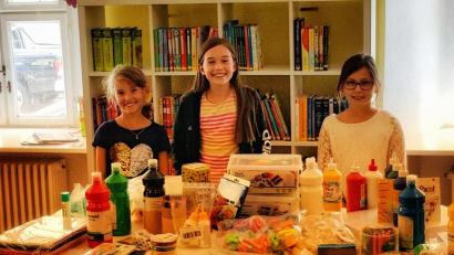 Bild: exb
Lena Brodt, Katharina Schrembs und Madleen Root freuen sich über die Spenden der  „Stiftung Lesen“.