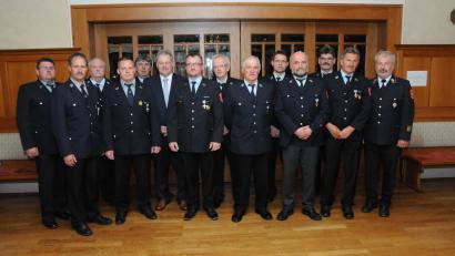 Bild: Michael Schröter
Die geehrten Feuerwehrleute aus dem Birgland mit Landrat Richard Reisinger (Sechster von links), Kreisbrandrat Fredi Weiß (rechts) und den örtlichen Führungskräften.