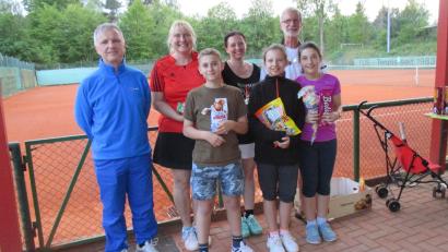 Bild: ads
Der Vorsitzende der TuS-Tennisabteilung, Karl Heinz Müller (hinten rechts), gratuliert den fleißigen Punktesammlern beim Schleiferl-Turniers.