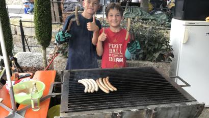 Bild: sml
"Wir sind am Fest" hinterließen die beiden Jungs auf einem Zettel ihren noch schlafenden Eltern. Sie sind extra früh aufgestanden, um auf dem Backofenfest mithelfen zu können.