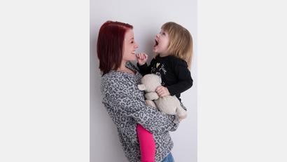 Bild: René Oertel / Studio Fotozon
Melanie Esser aus Schmidmühlen mit ihrer gesunden Tochter Lena (3). Melanie ist Rentnerin und erholt sich gerade von einer schweren Lungenentzündung. Sie rät anderen, sich selbst treu zu bleiben und gesunden Partnern die Chance zu geben, sich mit der Krankheit auseinanderzusetzen.