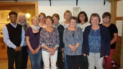 Bild: bsc
Pfarrer Joseph (links) gratuliert dem neuen Vorstandsteam des Müttervereins mit (von links) Elisabeth Mühlbauer, Christa Schraml, Manuela Schürlein, Monika Seidel, Edith Trießl, Anita Grünbauer, Irene Hasenfürter, Petra Gärtner, Monika Selch und Christine Schultes.