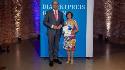 Bild: Florian Graser/exb
Bayerns Finanz- und Heimatminister Albert Füracker verleiht Grete Pickl aus Kastl den „Dialektpreis Bayern“.