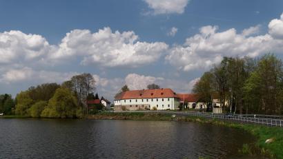 Bild: tr
Weißblauer Himmel überm idyllisch gelegenen Kornthaner Weiher: Das bekannte Fischbauerndorf zählt nun zu den Genussorten in Bayern.