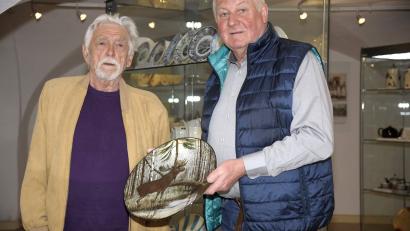 Bild: u
Die vom Festspielverein arrangierte, von Lothar Fischer (links) betreute Steingutausstellung ist jeden ersten Sonntag im Monat bei freiem Eintritt von 14 bis 17 Uhr geöffnet. Zu sehen sind 742 Exponate aus den Dorfner-, Carstens- und Luckscha-Epochen. Altbürgermeister Hans Drexler (rechts) präsentiert einen von Franz Weih um das Jahr 1900 gestalteten Wandteller, den sein Neffe Karl Weih (Nürnberg) dem Verein überlassen hat.