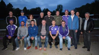 Bild: Braun, Richard (RICHARD-TRAUSNITZ@T-ONLINE.DE)
Christian Luff (vorne Zweiter von links) leitet künftig die Abteilung Fußball des TSV Detag Wernberg. Zur Wahl gratulierte Bürgermeister Konrad Kiener (Dritter von rechts).