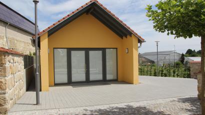 Bild: Altmann, Richard [RAL] (RICHARD-ALTMANN@T-ONLINE.DE)
Wegen der Kostenmehrung für die Außenanlagen am Leichenhaus Wolfring muss das Ingenieurbüro im Gemeinderat noch einmal Bericht erstatten.