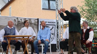 Bild: mrr
Landtagsabgeordneter Bernd Heinisch (Freie Wähler) spielte bei der 700-Jahre-Feier in Rieden durchaus eine Rolle. Hier ganz spontan beim Theaterstück (Dritter von links).