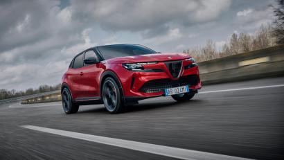 Bild: Alfa Romeo/dpa
Der Alfa Romeo Junior basiert auf der Plattform von Stellantis und bietet zwei Motorisierungsoptionen