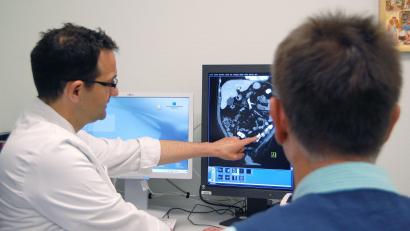 Bild: Stephanie Gräß/Klinikum/exb
Dr. Wolfram Schief, Chefarzt der Klinik für Allgemein-, Viszeral- und Thoraxchirurgie am Klinikum St. Marien Amberg, erklärt ein CT-Bild.