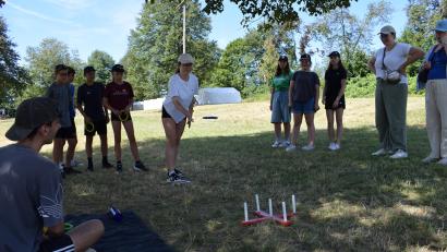 Bild: szl
Beim Geländespiel "Cañuma", das ähnlich wie das Brettspiel "Die Siedler von Catan" abläuft, treten die "Familien" gegeneinander an und können an verschiedenen Stationen Geldmünzen in verschiedenen Währungen sammeln.
