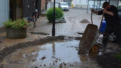 Bild: Foto: Josef Rosner
Sofort nach dem Starkregen begannen die Anwohner mit den Aufräumarbeiten und dem Saubermachen.