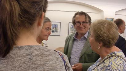 Bild: aub
Martin Scharf nutzte die Vernissage, um mit Kunstinteressierten aus seiner Heimatstadt und deren Umgebung ins Gespräch zu kommen.