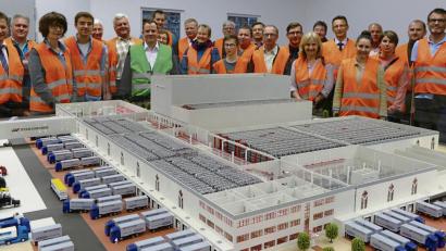 Bild: Beitrag, Externer [EXB] (kontakt@oberpfalznetz.de)
Mitglieder des Fördervereins des Staatlichen Berufsschulzentrums Sulzbach-Rosenberg informierten sich bei Stahlgruber in Sulzbach-Rosenberg über das Logistikunternehmen und die dortige Ausbildung.