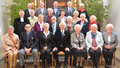 Bild: dob
Viele der Männer und Frauen haben in der Vohenstraußer Stadtkirche Konfirmation gefeiert. Nach 60 Jahren kehrten sie wieder an diesen Ort zur Feier der diamantenen  Konfirmation zurück.