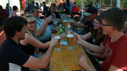 Bild: wro
Gäste aus nah und fern feiern beim beliebten Zoiglfest der Fuchsmühler Floriansjünger. Dem Biergarten am Gerätehaus statten auch die Kameraden aus Falkenberg einen Besuch ab.