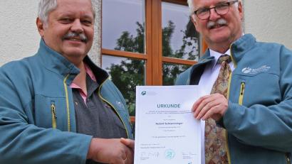 Bild: nm
Forstdienststellenleiter Stefan Bösl (rechts) gibt seinem Stellvertreter Hubert Schlamminger nicht nur die Ruhestandsurkunde mit auf den Weg, sondern auch den Dank für ein Jahrzehnte andauerndes Engagement.